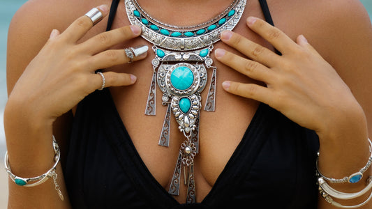 The Artistry of Statement Jewelry: From Bold Beginnings to Chic Expressions
